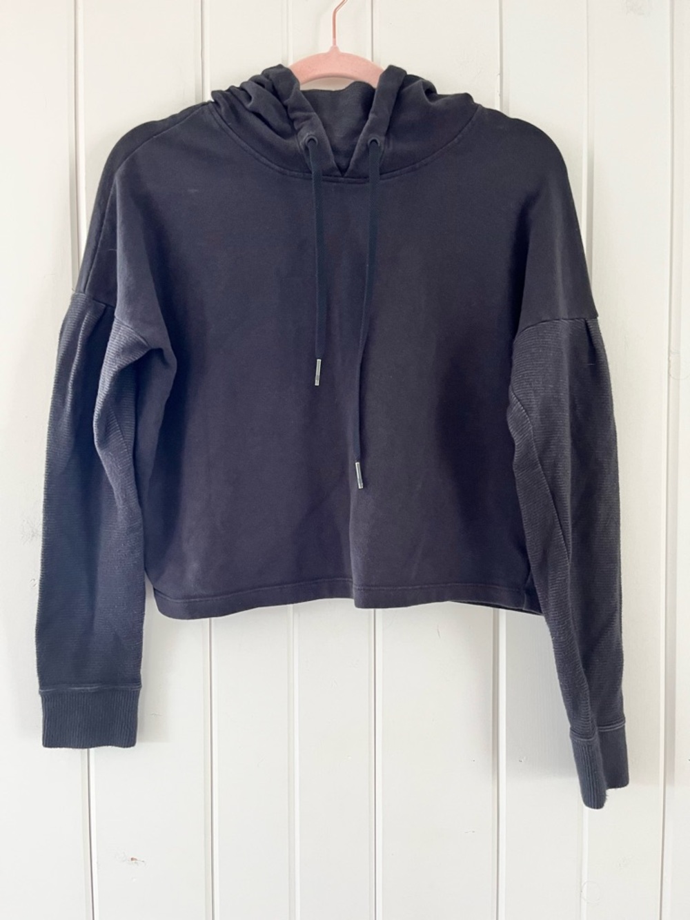 Alala Black Off Duty Cropped Hooded Sweatshirt, Sz S (P2P 22”)
